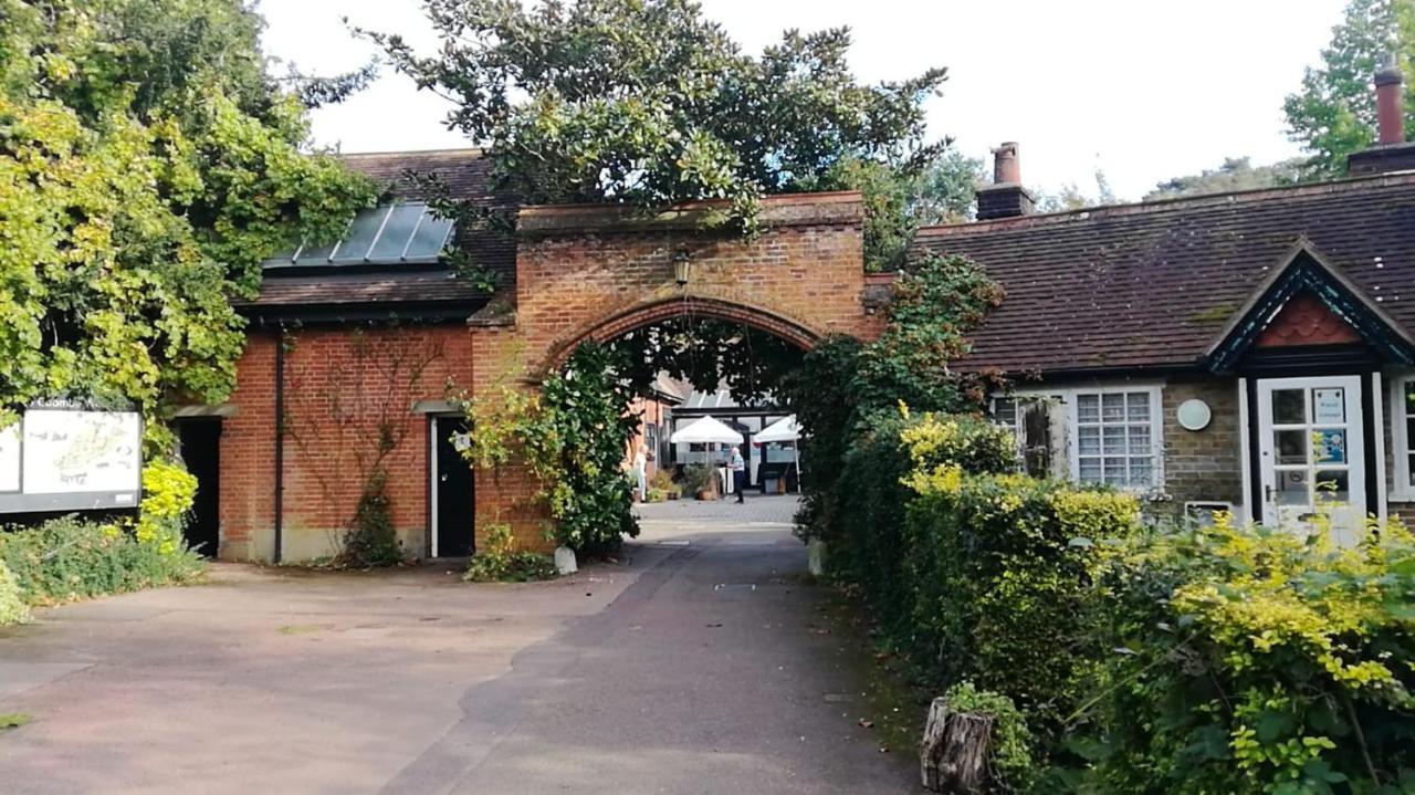 Many Worlds Meet - Eurostar, Wimbledon 30 Mins, Central London, Gatwick 15 Mins - Spacious, Sleeps Up To 16 Plus Cot - Free Wifi, Parking - Next To Lloyd Park, Great For Families, Walkers, Relocators - Ideal For Contractors Croydon Dış mekan fotoğraf