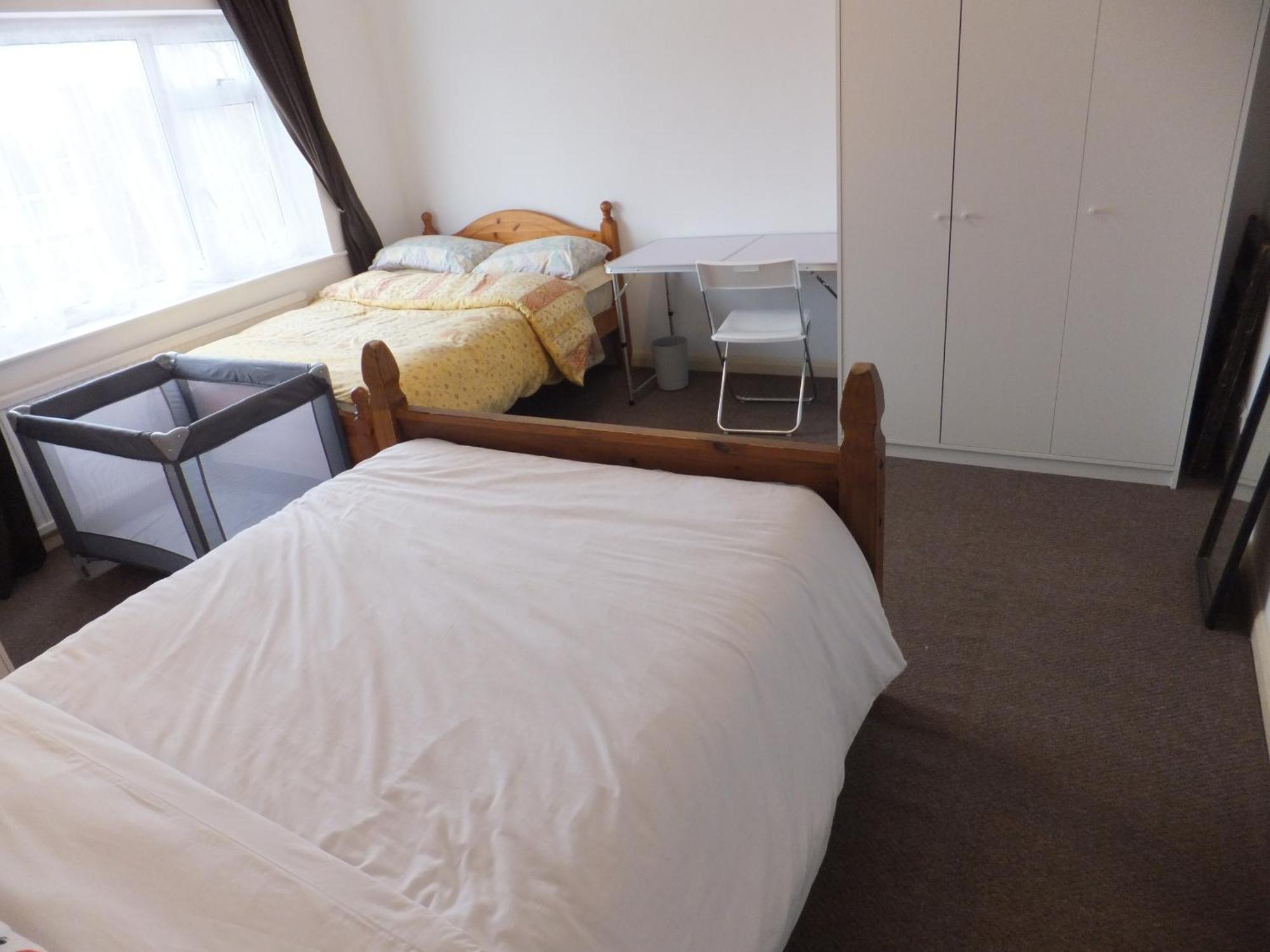 Many Worlds Meet - Eurostar, Wimbledon 30 Mins, Central London, Gatwick 15 Mins - Spacious, Sleeps Up To 16 Plus Cot - Free Wifi, Parking - Next To Lloyd Park, Great For Families, Walkers, Relocators - Ideal For Contractors Croydon Dış mekan fotoğraf